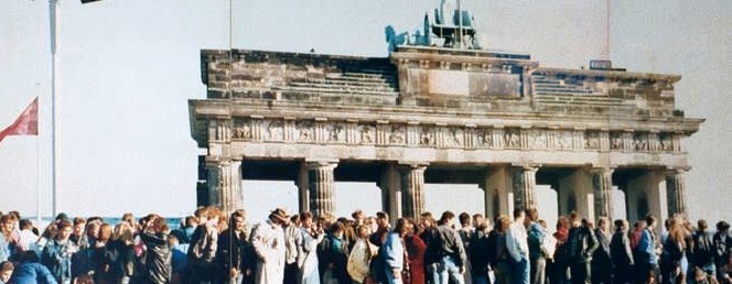 West_and_East_Germans_at_the_Brandenburg_Gate_in_1989.jpg